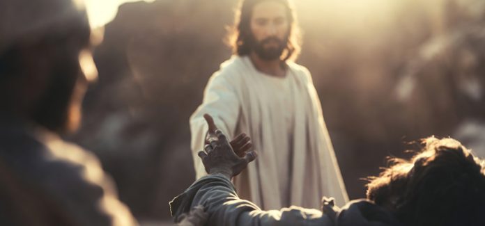 Jesus-ajuda-a-levantar Jesus Cristo estendendo a mão para ajudar uma pessoa a se levantar, simbolizando a vitória para vencer as tentações e o desânimo.