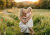 mãe e filha juntas num campo florido tendo um dia feliz