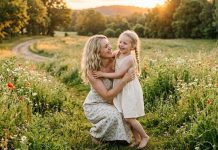 Como Ter um Dia Feliz nas Coisas Simples da Vida? mãe e filha juntas num campo florido tendo um dia feliz