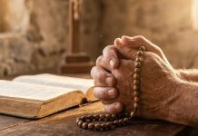 Como Viver a Gratidão, Esperança e a Força na Vida Cristã Imagem de mãos em oração segurando um terço, simbolizando a gratidão e a força na vida cristã sob uma luz suave de manhã.